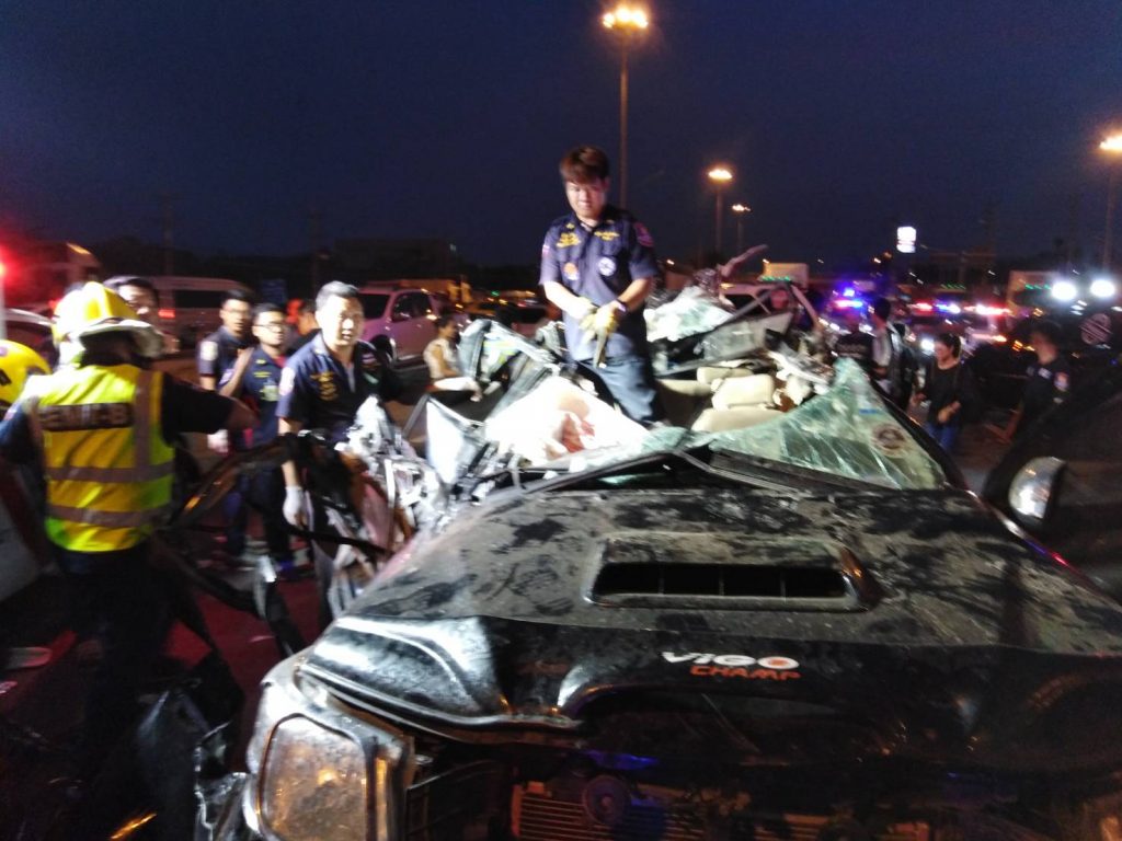 รถเก๋งซิ่งเหินข้ามเลนชนปิกอัพ​ พังยับเสียชีวิต 3 รายบาดเจ็บ 11ราย